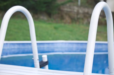  Mavi suyla yüzme havuzu