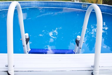  Mavi suyla yüzme havuzu