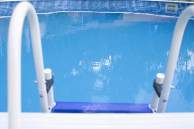  Mavi suyla yüzme havuzu