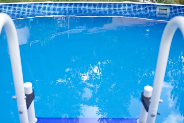 Piscina com água azul — Fotografia de Stock