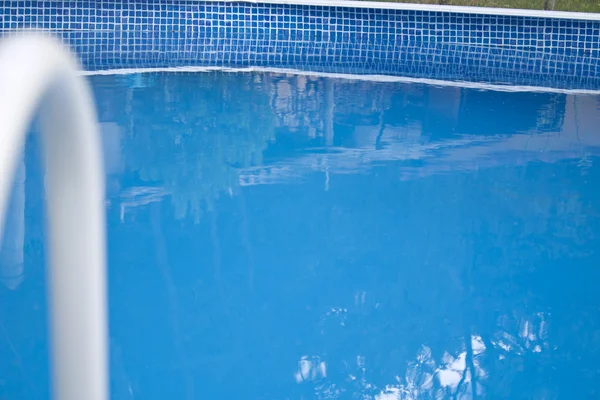 Piscina com água azul — Fotografia de Stock