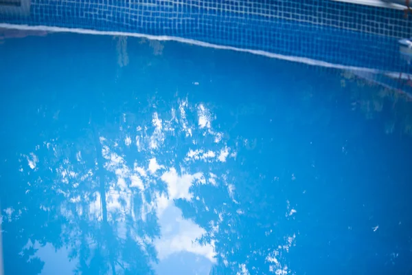 Piscine avec eau bleue — Photo