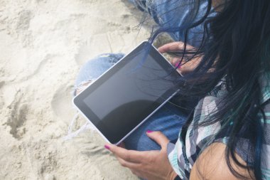 tablet ile sahilde hippi kadınla