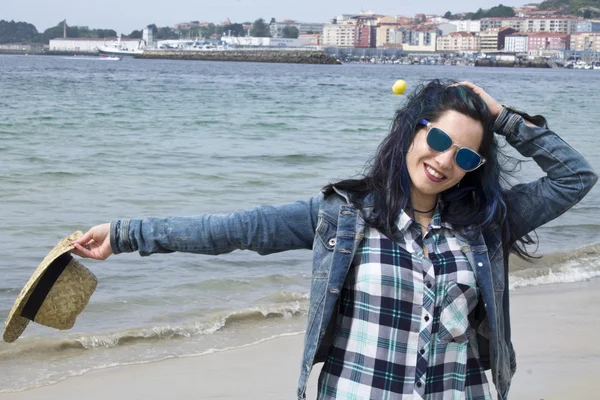 Hipster vrouw ontspannen op het strand — Stockfoto