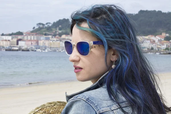 해변에서 편안한 hipster 여자 — 스톡 사진