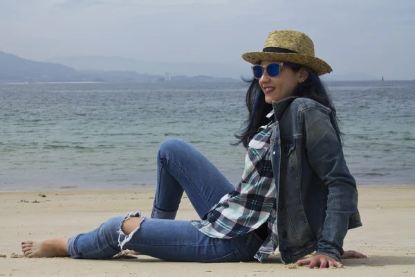 Женщина-хипстер отдыхает на пляже — стоковое фото