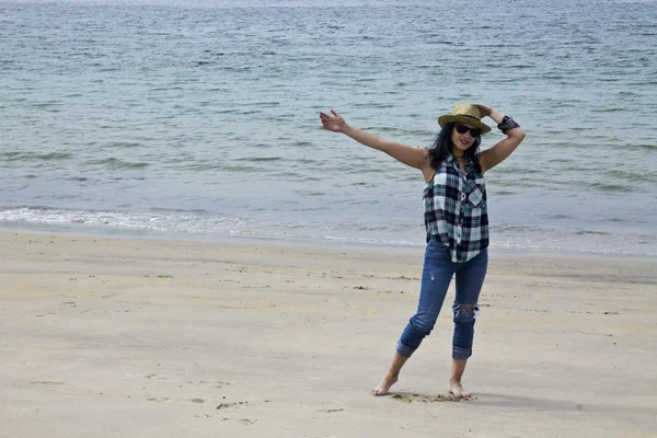 Fille hipster se détendre sur la plage — Photo