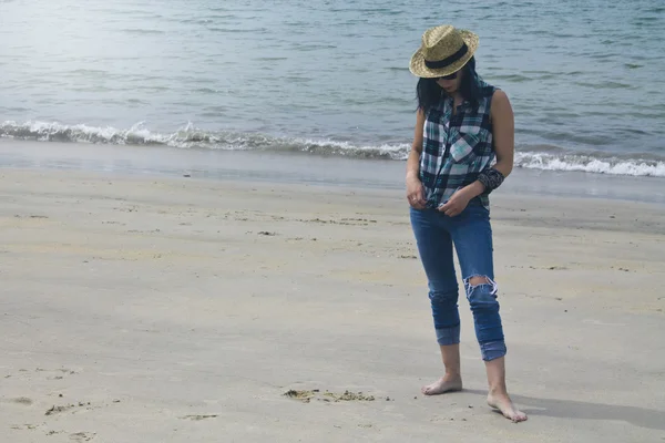Mujer hipster relajarse en la playa — Foto de Stock
