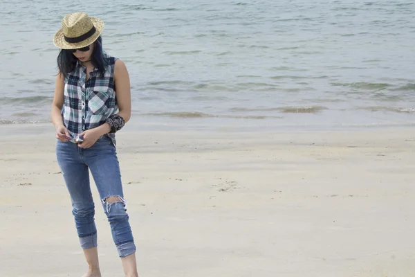 Hipster pige afslappende på stranden - Stock-foto