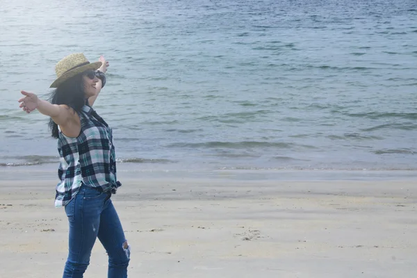 Hipster meisje ontspannen op het strand — Stockfoto