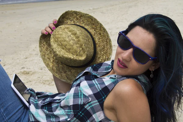 Hipster meisje ontspannen op het strand — Stockfoto