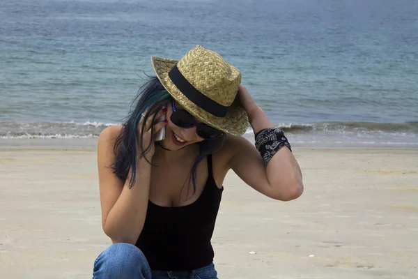 Жінка з мобільним телефоном на пляжі — стокове фото