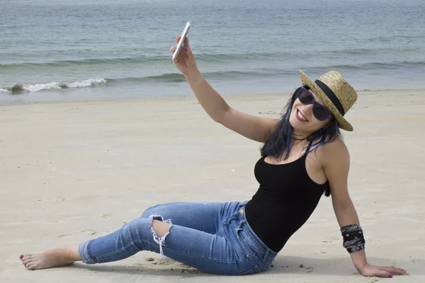 Femme avec téléphone portable sur la plage — Photo