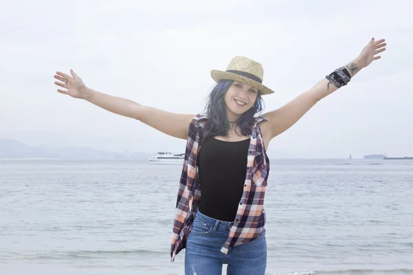 Mooie jonge vrouw op strandvakantie — Stockfoto