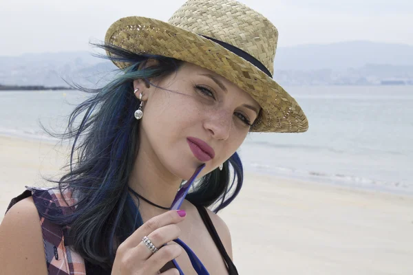 Hipster vrouw ontspannen op het strand — Stockfoto