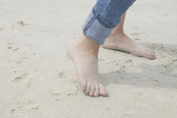 Füße im Sand des Strandes — Stockfoto