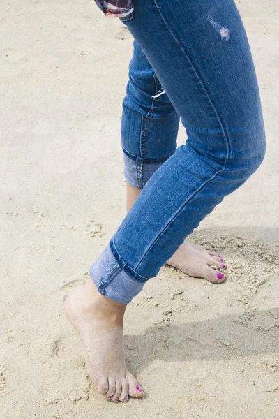 Füße im Sand des Strandes — Stockfoto