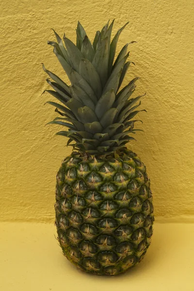 Fruta, piña sobre fondo amarillo — Foto de Stock