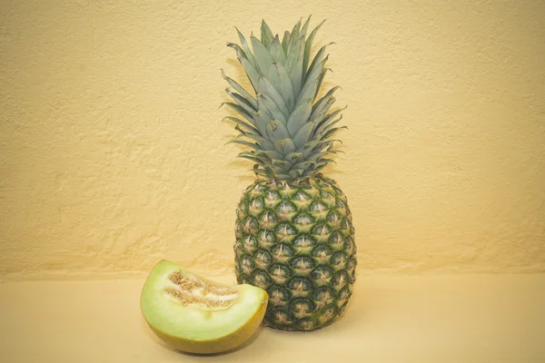 果実、黄色の背景の上のパイナップル — ストック写真