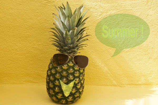 Abacaxi com óculos de sol no fundo amarelo — Fotografia de Stock
