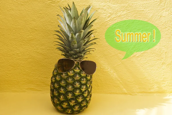 Ananas met zonnebril op gele achtergrond — Stockfoto