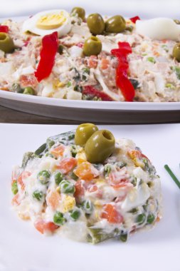 ahşap arka plan üzerine bir kase sebze salatası