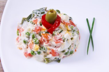 ahşap arka plan üzerine bir kase sebze salatası