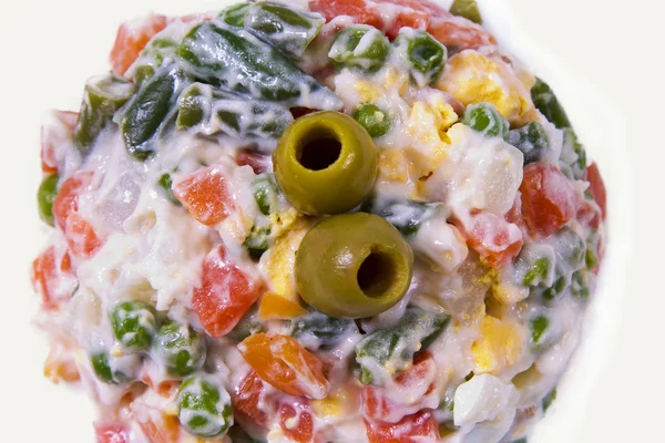 Овощной салат и оливки в миске — стоковое фото