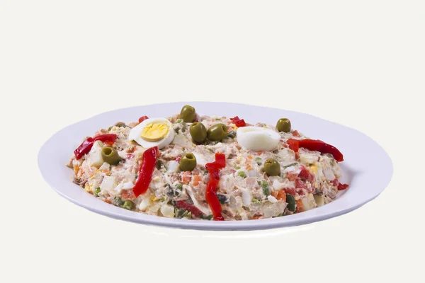 Russischer Salat: Gemüse, Eier und Paprika — Stockfoto