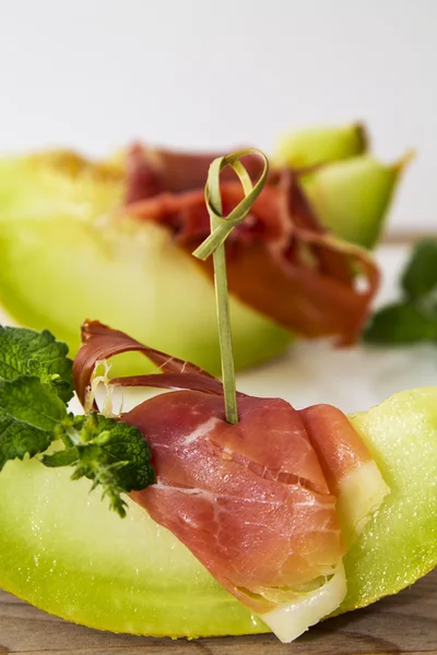 Konzept der spanischen Küche mit Melone und Prosciutt — Stockfoto