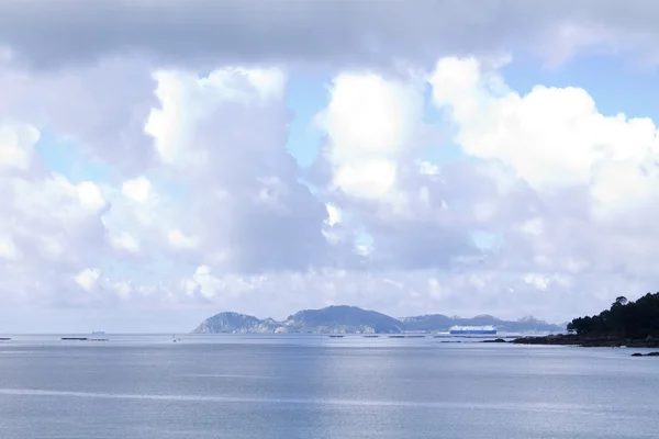 Zeegezicht met Cies-eilanden in de achtergrond — Stockfoto