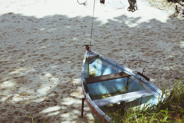 Barcos de pesca ancorados na areia da praia entre árvores — Fotografia de Stock