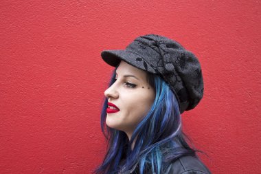 Sokakta genç kadın kentsel tarzı