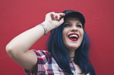 hipster kadın kırmızı duvar