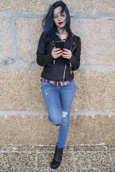 거리에서 핸드폰을 들고 있는 젊은 여자 — 스톡 사진