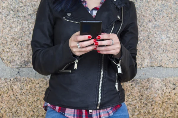 路上に携帯電話を持った若い女性が — ストック写真