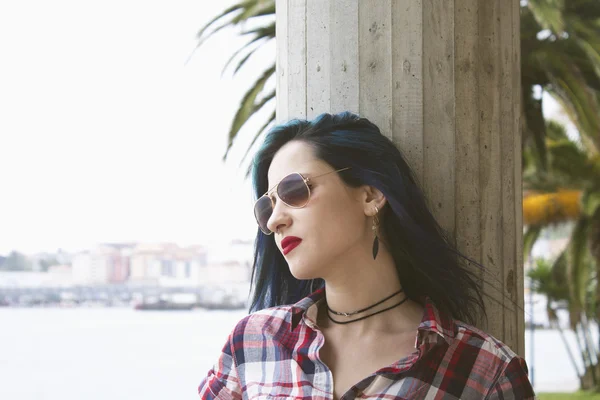 Hipster girl posing outdoors — Stock Photo, Image