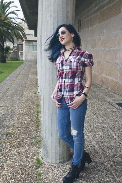 Hipster girl posing outdoors — Stock Photo, Image