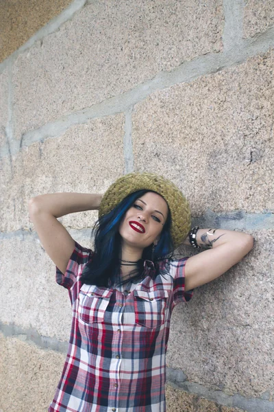 Giovane donna con cappello in strada — Foto Stock