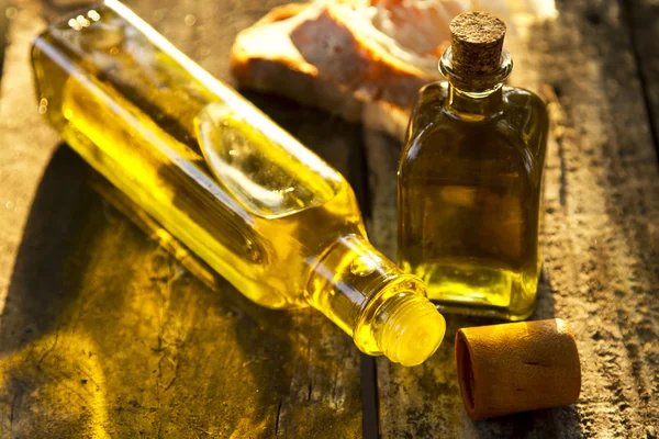 Botellas de aceite de oliva sobre madera vieja — Foto de Stock
