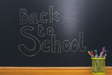 okula geri tahtaya tebeşir ile yazılı