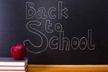 okula geri tahtaya tebeşir ile yazılı