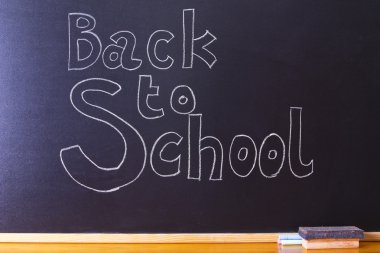 okula geri tahtaya tebeşir ile yazılı