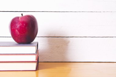 Beyaz ahşap üzerine okula geri kavramı