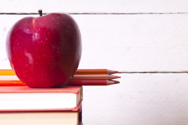 Beyaz ahşap üzerine okula geri kavramı