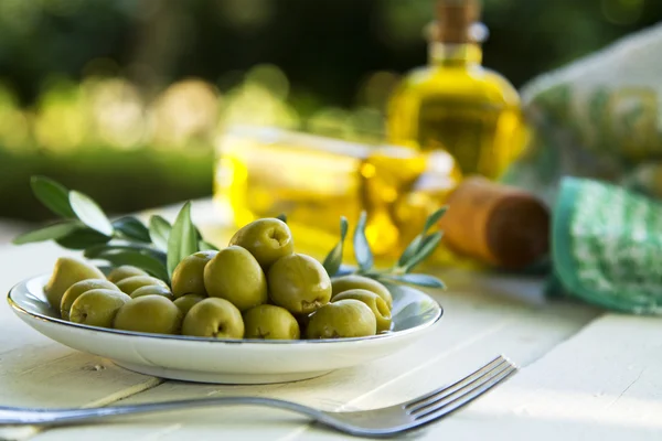 Чаша оливок с зелеными ветвями — стоковое фото