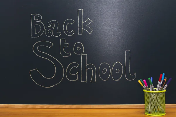 Zurück zur Schule mit Kreide auf die Tafel geschrieben — Stockfoto