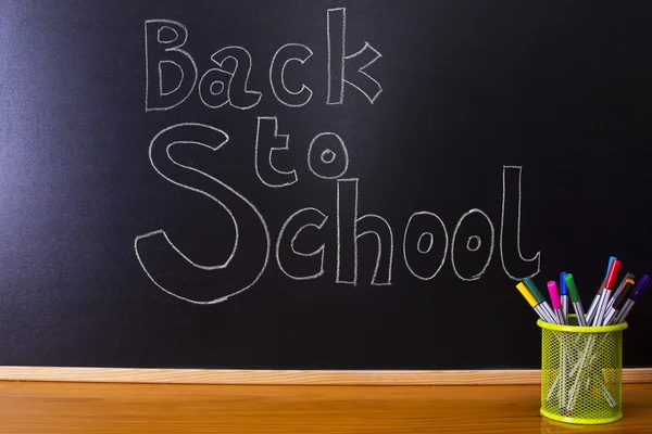 Zurück zur Schule mit Kreide auf die Tafel geschrieben — Stockfoto