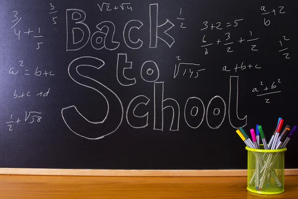 okula geri tahtaya tebeşir ile yazılı