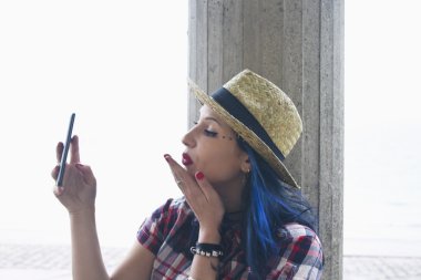 genç kadın bir selfie olma şapka ile